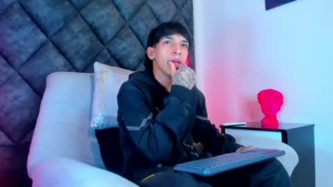 Snapshot of kroywave chatting on July 2026 03:50:01 AM Kroy Wave Muscle Tattoos Latino online show from July 2026 03:50:01 AM