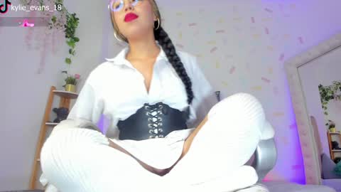 Snapshot of kylie_evans_18 chatting on January 2025 03:56:02 AM Kylie online show from January 2025 03:56:02 AM