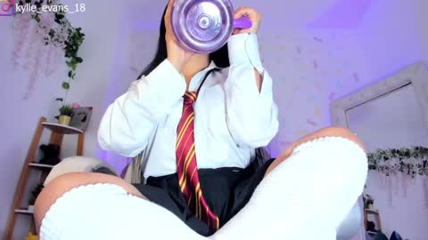 Snapshot of kylie_evans_18 chatting on January 2025 04:20:01 AM Kylie online show from January 2025 04:20:01 AM