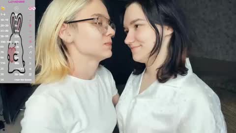 Snapshot of lacyedison chatting on May 2026 07:20:01 PM Violet and Isabel online show from May 2026 07:20:01 PM