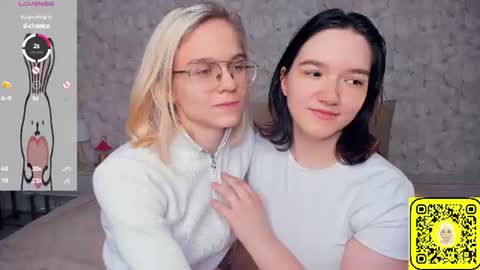 Snapshot of lacyedison chatting on June 2026 07:25:01 PM Violet and Isabel online show from June 2026 07:25:01 PM