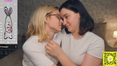 Snapshot of lacyedison chatting on June 2026 07:16:01 PM Violet and Isabel online show from June 2026 07:16:01 PM