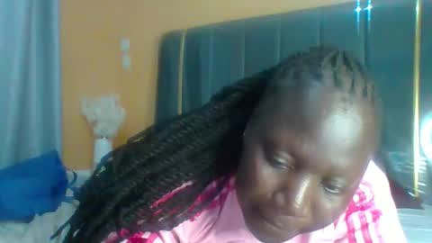 lindah32 online show from December 2025 09:43:02 PM