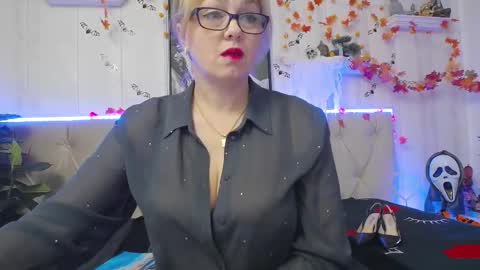  Lady Jeen    Back on Sunday 8th of December online show from October 2025 04:40:02 PM