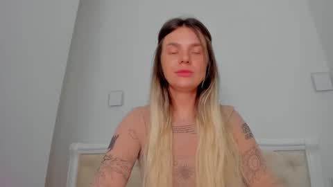 Snapshot of lallie_ chatting on November 2025 03:44:02 PM Lallie online show from November 2025 03:44:02 PM