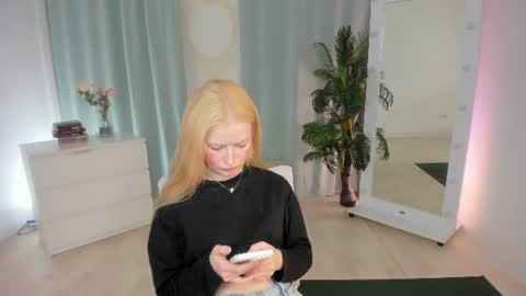 Snapshot of laly_peach chatting on June 2026 11:57:02 AM Laly online show from June 2026 11:57:02 AM