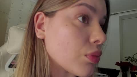 Snapshot of lana_rosy chatting on January 2025 04:35:01 PM Alana online show from January 2025 04:35:01 PM