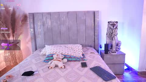 Hello Guys I am Lara Giraldo  WELCOME To my room online show from December 2025 12:49:02 AM