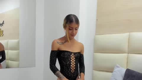 Snapshot of laramoon_ chatting on February 2025 07:58:02 PM LARA online show from February 2025 07:58:02 PM