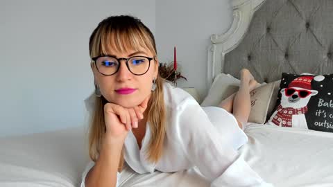 Larissa online show from December 2024 12:05:02 PM