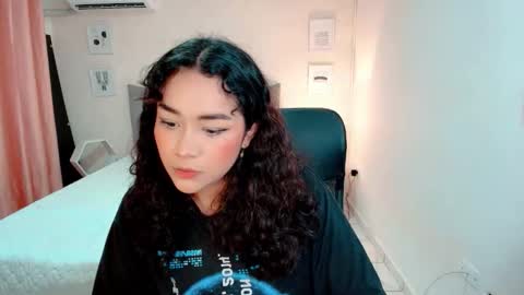 Larissas online show from November 2025 09:14:02 PM