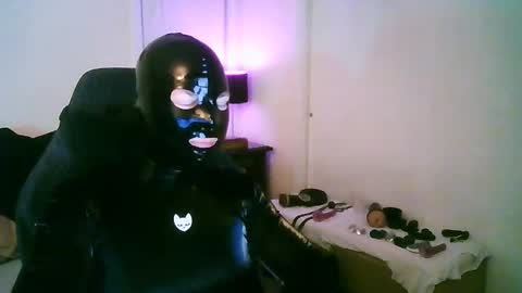 latexminheadroom online show from December 2025 02:42:01 AM