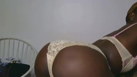 latiffaah_xx online show from February 2026 12:50:01 PM