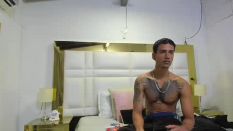 Snapshot of latin_couple20y chatting on May 2026 03:33:01 AM Johana y Santiago online show from May 2026 03:33:01 AM