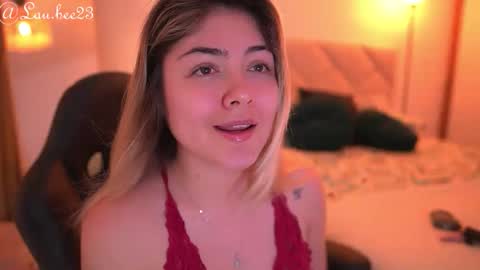 Snapshot of lau_bee_ chatting on September 2025 07:51:02 PM Laura online show from September 2025 07:51:02 PM