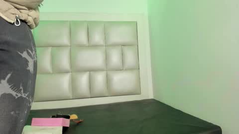 laura__js_ online show from December 2025 04:17:02 AM