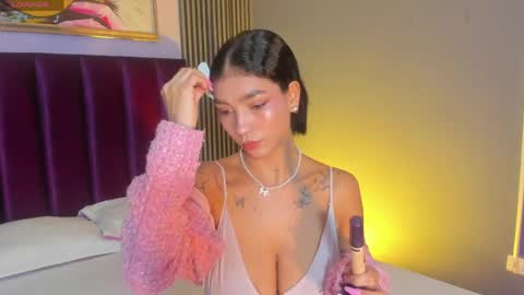 Snapshot of laura_aristizabal_19 chatting on May 2026 12:00:02 PM Laura online show from May 2026 12:00:02 PM