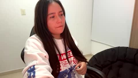 Snapshot of laura_d23 chatting on November 2025 12:32:01 AM laura online show from November 2025 12:32:01 AM