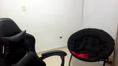 Snapshot of laura_d23 chatting on December 2025 01:00:01 AM laura online show from December 2025 01:00:01 AM