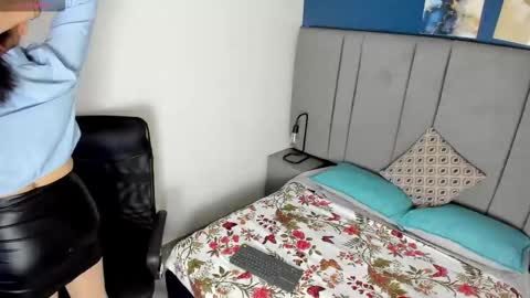 laura hotties online show from January 2026 02:01:02 PM