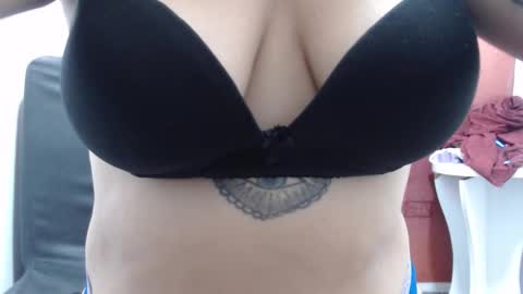 Snapshot of laura_hotyy chatting on October 2025 03:23:02 PM Laura online show from October 2025 03:23:02 PM