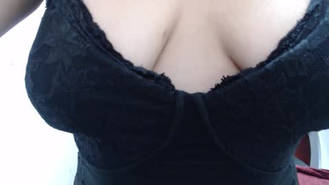 Snapshot of laura_hotyy chatting on November 2025 06:25:01 AM Laura online show from November 2025 06:25:01 AM