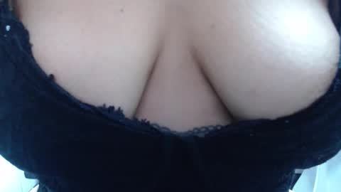  Laura  online show from December 2025 07:51:01 PM