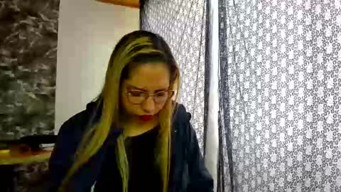 Snapshot of laura_marlyn chatting on January 2025 04:02:02 PM LARA online show from January 2025 04:02:02 PM