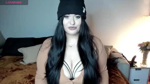 Laura online show from November 2025 05:24:01 PM