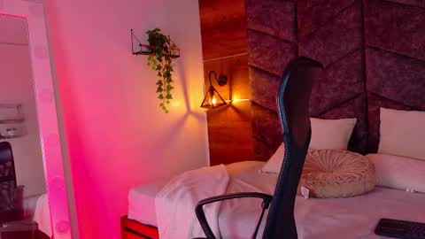 lauraagomezz__ online show from October 2025 07:48:02 PM