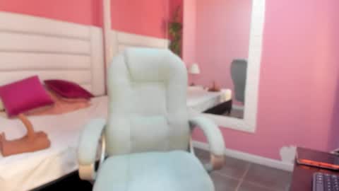 Snapshot of laurabigtits chatting on December 2025 01:28:02 PM Laura online show from December 2025 01:28:02 PM