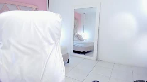 laura  online show from December 2025 09:09:02 PM