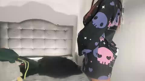 Snapshot of lauraohana chatting on December 2024 02:03:02 AM lauraohana online show from December 2024 02:03:02 AM