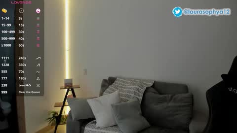 Laura online show from November 2025 07:29:02 PM