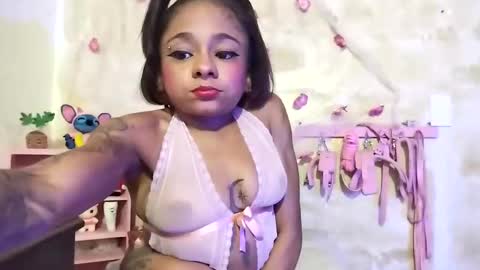 Snapshot of lauren_hills7069 chatting on January 2025 03:50:02 AM Lauren online show from January 2025 03:50:02 AM