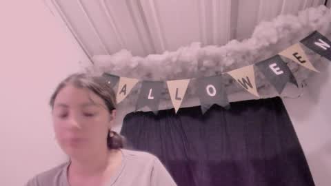 Lauu G online show from October 2025 10:05:02 AM