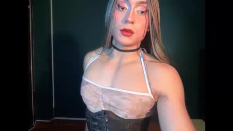 Layla   help me with your thumbs up its important  online show from January 2026 05:12:01 AM