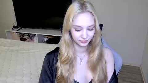 Snapshot of laylapretty001 chatting on May 2026 04:18:01 AM LaylaPretty001 online show from May 2026 04:18:01 AM