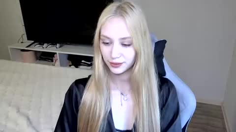 Snapshot of laylapretty001 chatting on June 2026 05:42:01 AM LaylaPretty001 online show from June 2026 05:42:01 AM