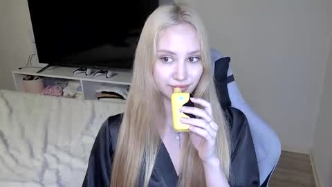 Snapshot of laylapretty001 chatting on June 2026 04:52:02 AM LaylaPretty001 online show from June 2026 04:52:02 AM
