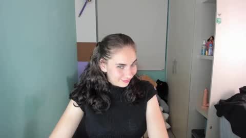 Snapshot of leah_sm chatting on January 2025 04:34:01 AM Laura online show from January 2025 04:34:01 AM