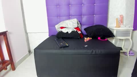 leamoreau__ online show from November 2025 11:44:02 AM