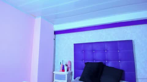 leamoreau__ online show from November 2025 12:19:02 PM