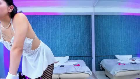 leamoreau__ online show from January 2026 03:00:01 AM