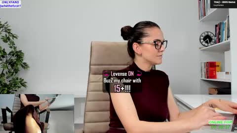 Snapshot of legswattitude chatting on April 2026 07:03:02 AM Elle online show from April 2026 07:03:02 AM