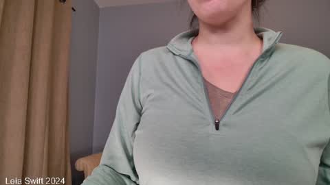 Snapshot of leiaswift chatting on December 2024 10:50:01 AM Leia Swift online show from December 2024 10:50:01 AM