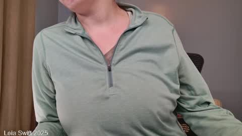 Snapshot of leiaswift chatting on February 2025 02:02:01 PM Leia Swift online show from February 2025 02:02:01 PM