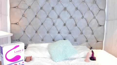 Snapshot of leigh_angels chatting on December 2024 06:35:02 PM LEIGH ANGELS online show from December 2024 06:35:02 PM