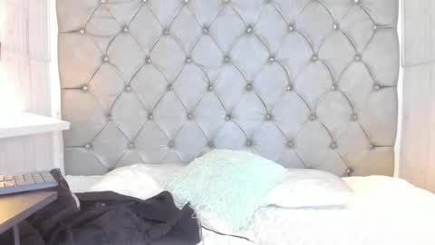 Snapshot of leigh_angels chatting on January 2025 09:47:01 PM LEIGH ANGELS online show from January 2025 09:47:01 PM