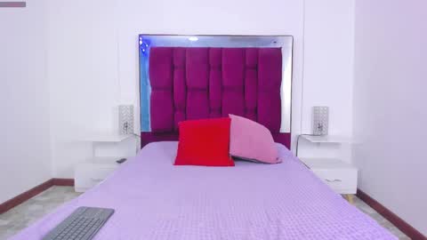 Snapshot of leigh_angels chatting on January 2025 09:25:01 PM LEIGH ANGELS online show from January 2025 09:25:01 PM